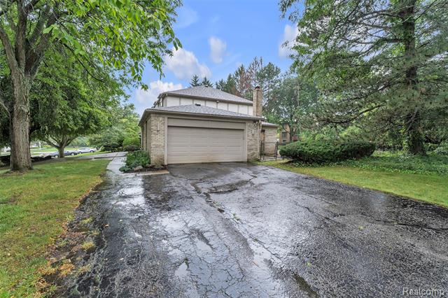 Builiding view fifty nine for 31037 North Park, Farmington, MI. 48331