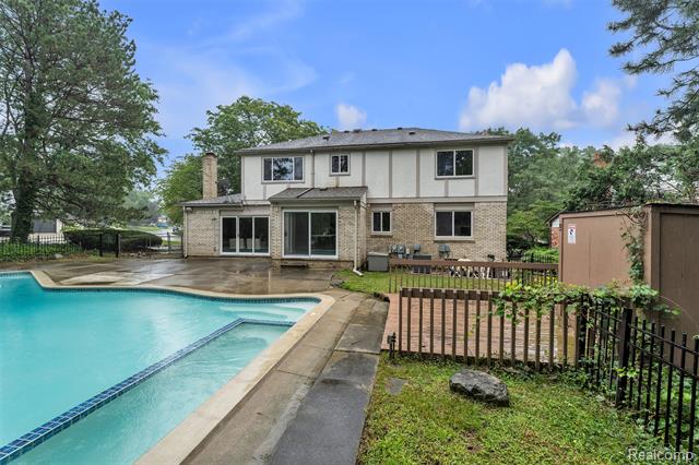 Builiding view fifty one for 31037 North Park, Farmington, MI. 48331