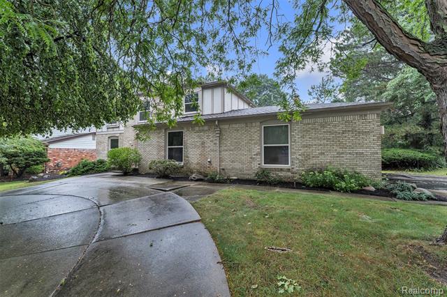 Builiding view fifty seven for 31037 North Park, Farmington, MI. 48331