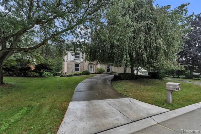 Builiding view fifty six for 31037 North Park, Farmington, MI. 48331