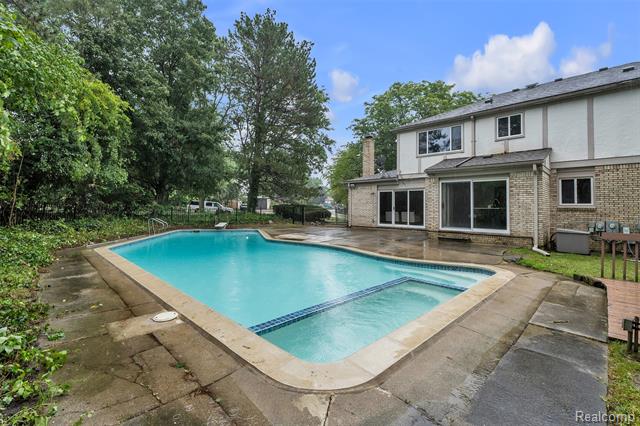 Builiding view fifty three for 31037 North Park, Farmington, MI. 48331