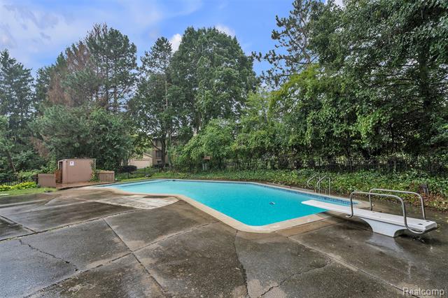 Builiding view fifty two for 31037 North Park, Farmington, MI. 48331