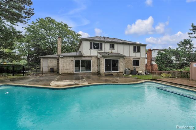 Builiding view fifty for 31037 North Park, Farmington, MI. 48331