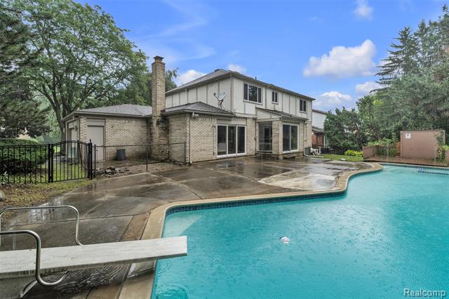 Builiding view forty nine for 31037 North Park, Farmington, MI. 48331