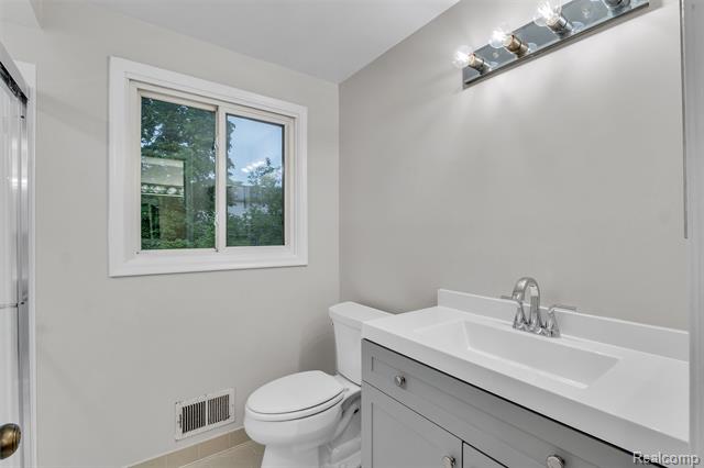 Builiding view forty seven for 31037 North Park, Farmington, MI. 48331