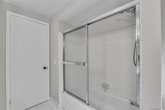 Builiding view forty for 31037 North Park, Farmington, MI. 48331