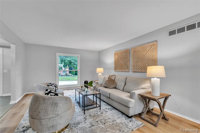 Builiding view nine for 31037 North Park, Farmington, MI. 48331