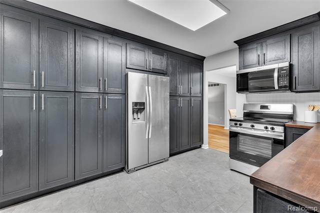 Builiding view nineteen for 31037 North Park, Farmington, MI. 48331