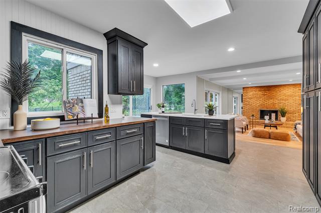 Builiding view seventeen for 31037 North Park, Farmington, MI. 48331