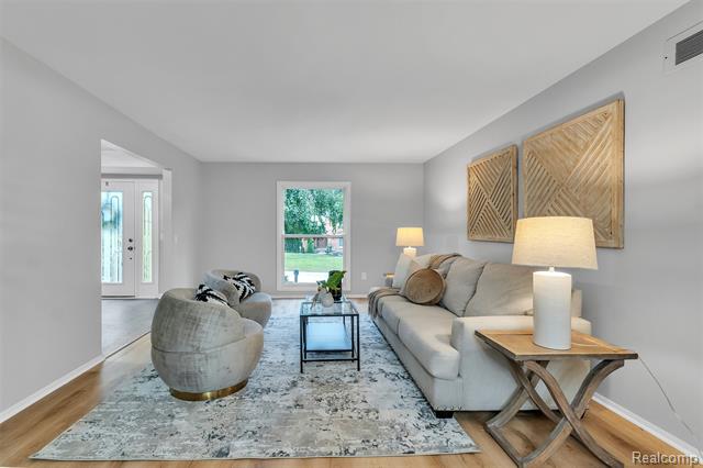 Builiding view ten for 31037 North Park, Farmington, MI. 48331