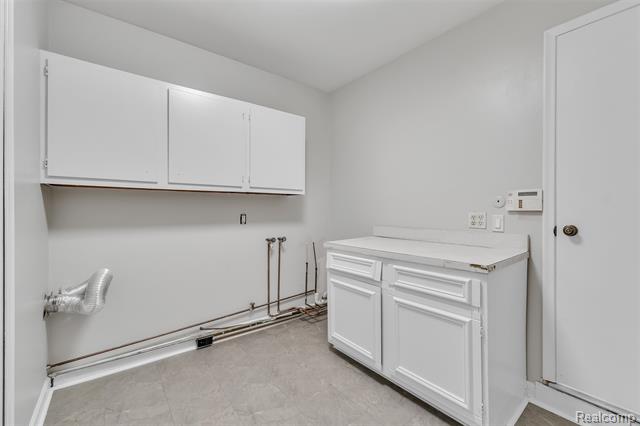 Builiding view thirty four for 31037 North Park, Farmington, MI. 48331