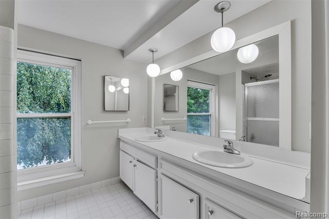 Builiding view thirty nine for 31037 North Park, Farmington, MI. 48331