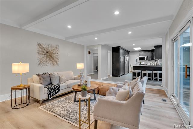 Builiding view thirty one for 31037 North Park, Farmington, MI. 48331