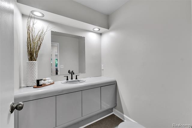 Builiding view thirty three for 31037 North Park, Farmington, MI. 48331