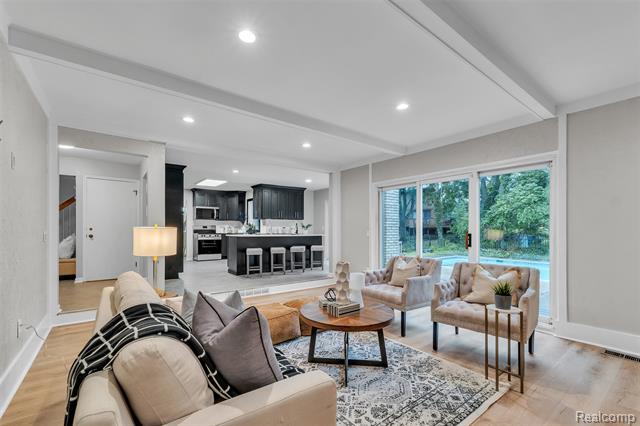 Builiding view thirty two for 31037 North Park, Farmington, MI. 48331