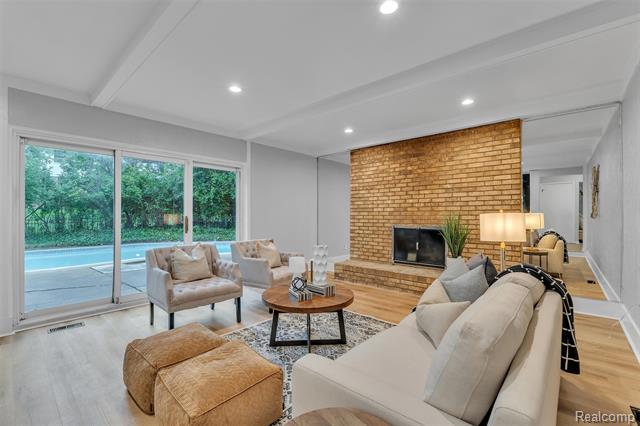 Builiding view thirty for 31037 North Park, Farmington, MI. 48331