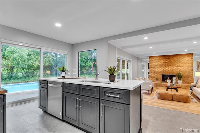 Builiding view twenty five for 31037 North Park, Farmington, MI. 48331