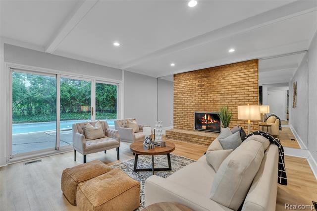 Builiding view twenty nine for 31037 North Park, Farmington, MI. 48331