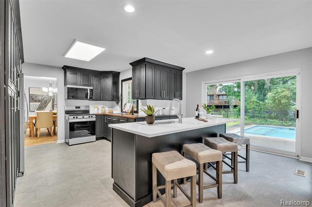 Builiding view twenty one for 31037 North Park, Farmington, MI. 48331