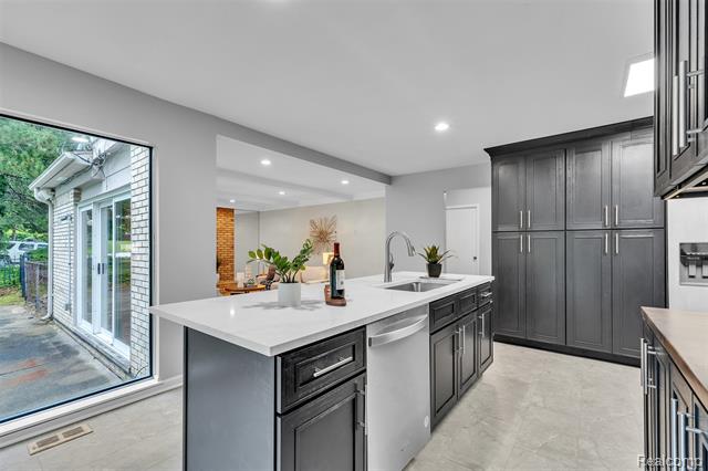 Builiding view twenty three for 31037 North Park, Farmington, MI. 48331