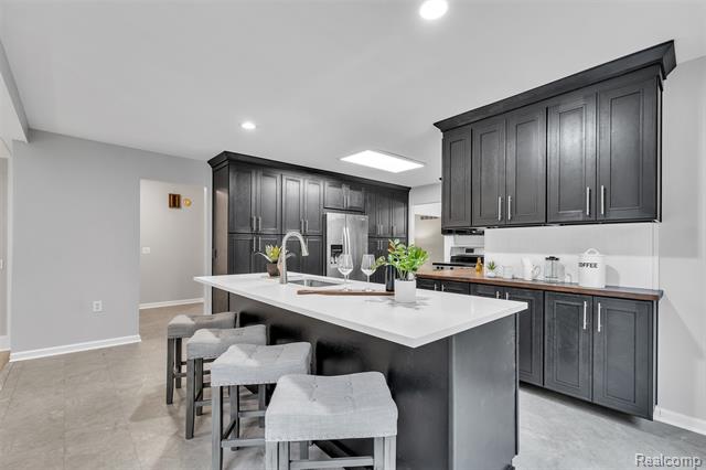 Builiding view twenty two for 31037 North Park, Farmington, MI. 48331