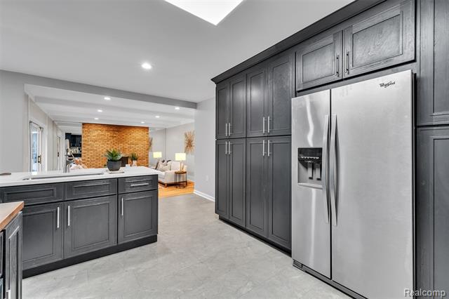 Builiding view twenty for 31037 North Park, Farmington, MI. 48331