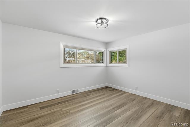 Builiding view eighteen for 32336 Tareyton, Farmington, MI. 48334