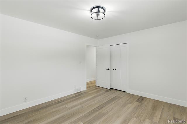 Builiding view nineteen for 32336 Tareyton, Farmington, MI. 48334