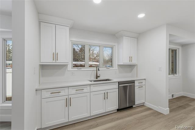 Builiding view six for 32336 Tareyton, Farmington, MI. 48334