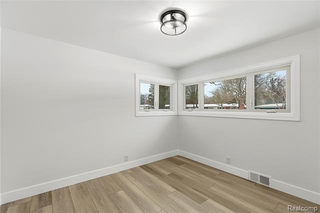 Builiding view sixteen for 32336 Tareyton, Farmington, MI. 48334