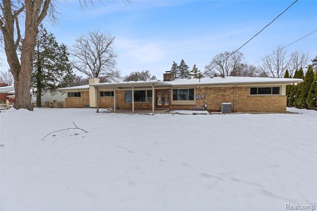 Builiding view thirty five for 32336 Tareyton, Farmington, MI. 48334