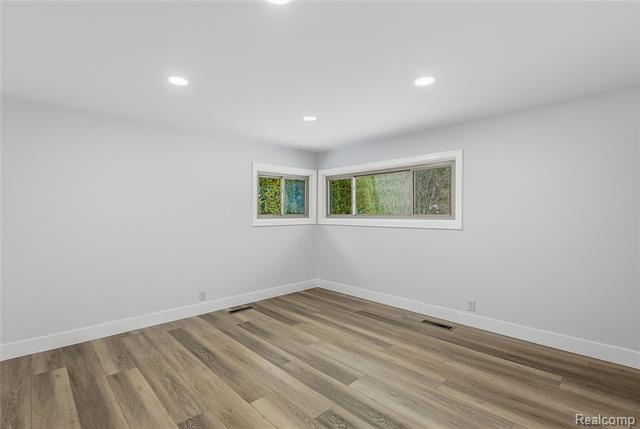 Builiding view twenty five for 32336 Tareyton, Farmington, MI. 48334