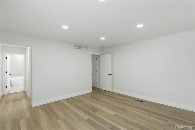 Builiding view twenty six for 32336 Tareyton, Farmington, MI. 48334