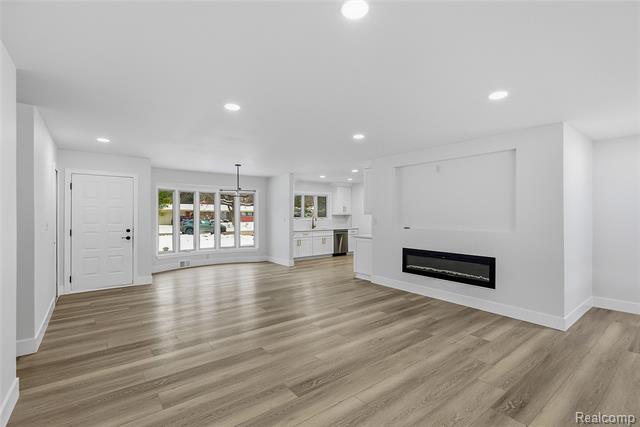 Builiding view two for 32336 Tareyton, Farmington, MI. 48334