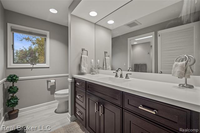 Builiding view fifteen for 7357 W Greenwich, Bloomfield Hills, MI. 48301