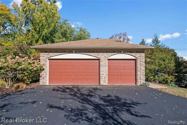 Builiding view forty one for 7357 W Greenwich, Bloomfield Hills, MI. 48301