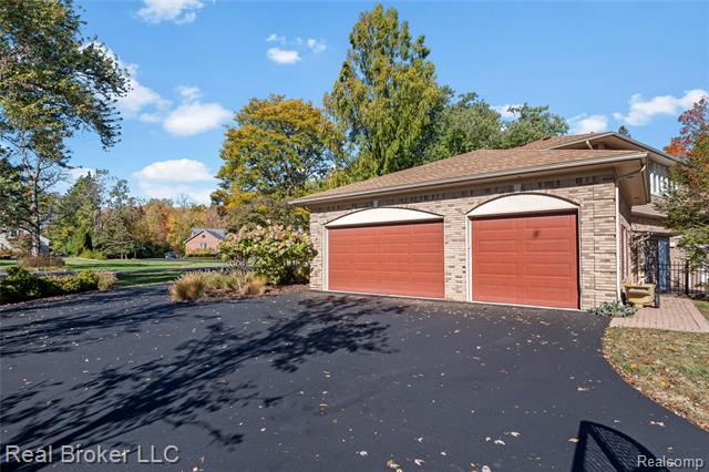 Builiding view forty two for 7357 W Greenwich, Bloomfield Hills, MI. 48301