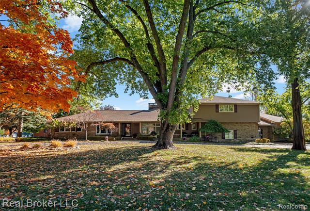 Builiding view one for 7357 W Greenwich, Bloomfield Hills, MI. 48301