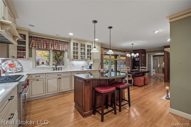 Builiding view seven for 7357 W Greenwich, Bloomfield Hills, MI. 48301