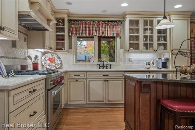 Builiding view six for 7357 W Greenwich, Bloomfield Hills, MI. 48301