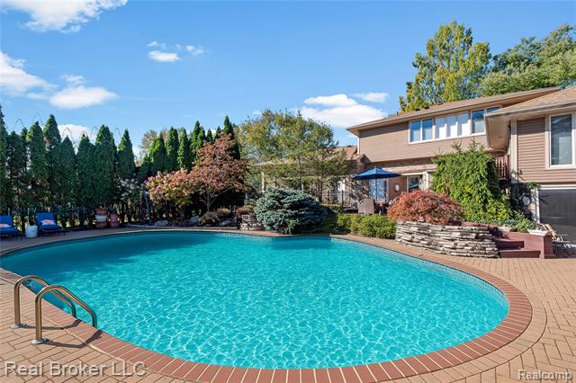 Builiding view thirty five for 7357 W Greenwich, Bloomfield Hills, MI. 48301