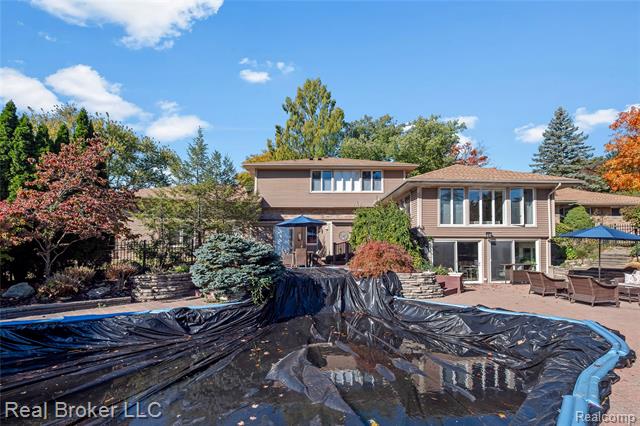 Builiding view thirty seven for 7357 W Greenwich, Bloomfield Hills, MI. 48301