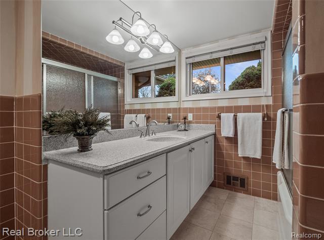 Builiding view twenty one for 7357 W Greenwich, Bloomfield Hills, MI. 48301