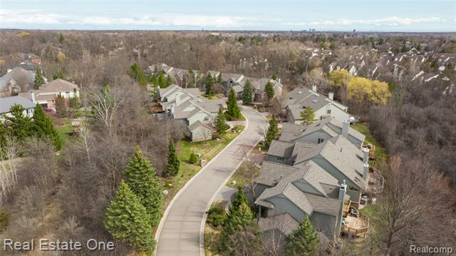 Builiding view fifty seven for 7026 Daventry Woods, West Bloomfield, MI. 48322