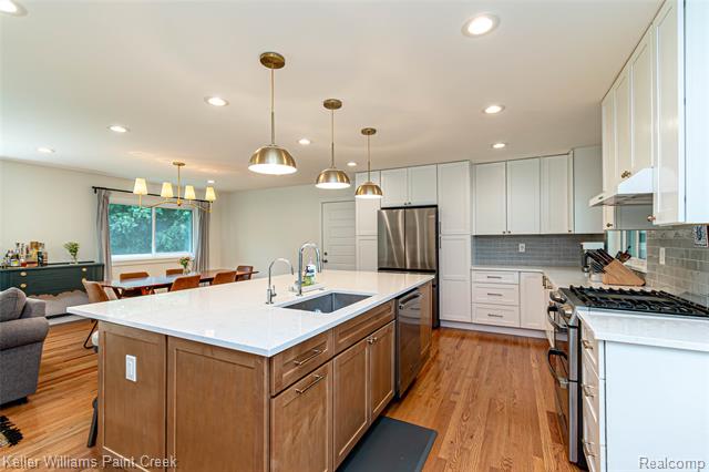 Builiding view thirteen for 7093 Stonebrook, West Bloomfield, MI. 48322