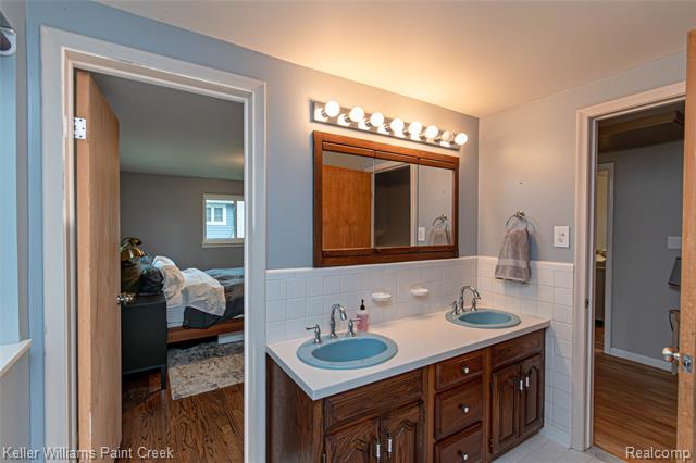 Builiding view thirty one for 7093 Stonebrook, West Bloomfield, MI. 48322