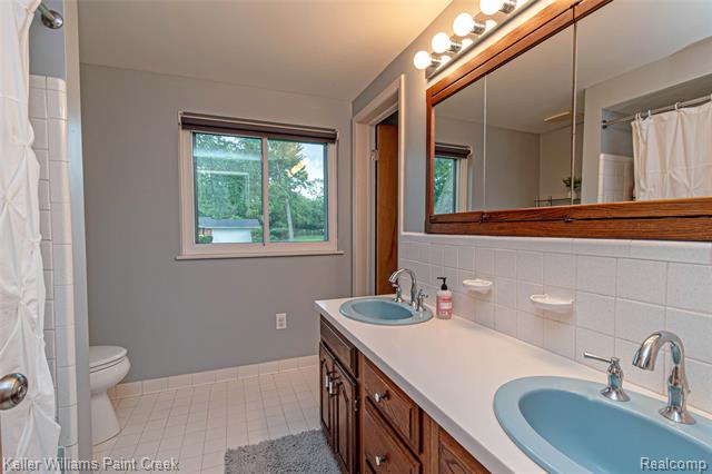 Builiding view thirty for 7093 Stonebrook, West Bloomfield, MI. 48322