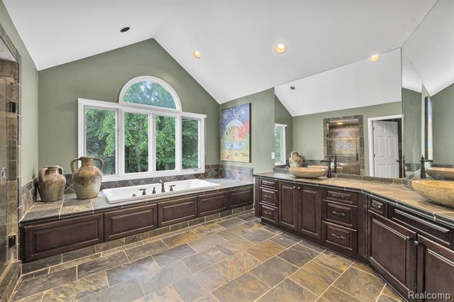Builiding view fifty eight for 7061 Trailway, West Bloomfield, MI. 48322