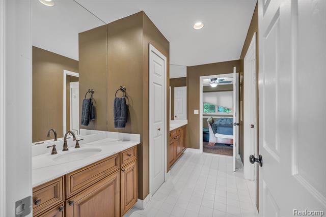 Builiding view fifty four for 7061 Trailway, West Bloomfield, MI. 48322