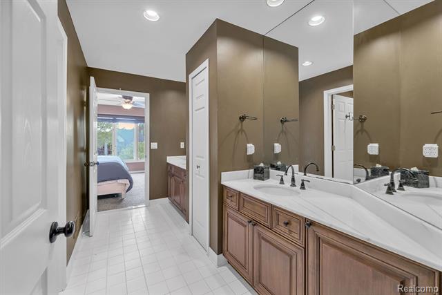 Builiding view fifty two for 7061 Trailway, West Bloomfield, MI. 48322